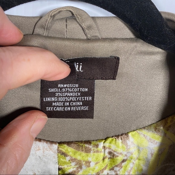 LUII Women’s coat. Ruffles and buttons up the front. Zips closed. 3/4 sleeves. S - Picture 3 of 7